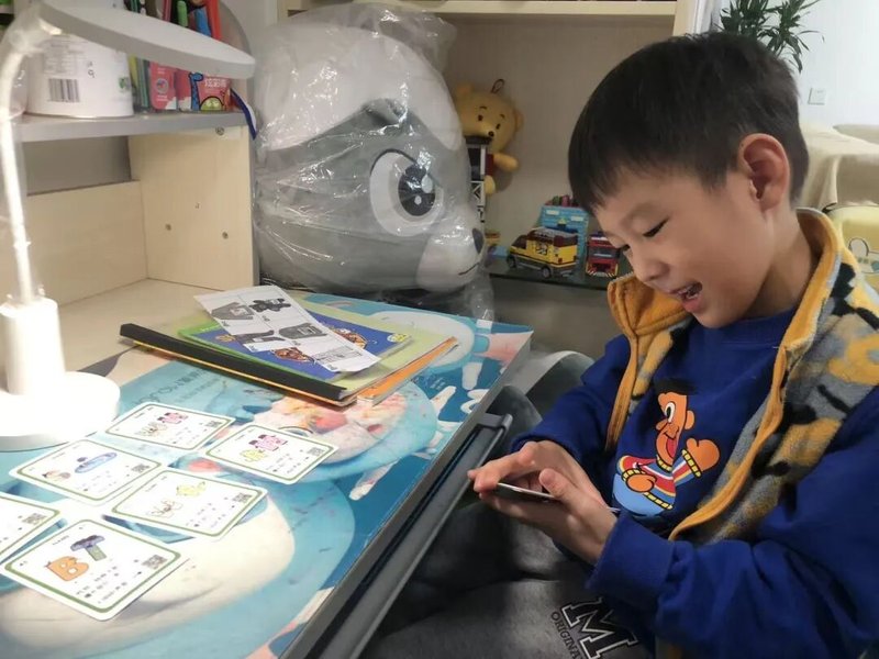 孩子专注研究卡牌